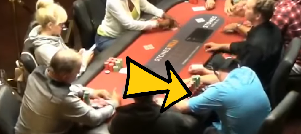 Майк Постл постоянно что-то высматривает у себя между ног...