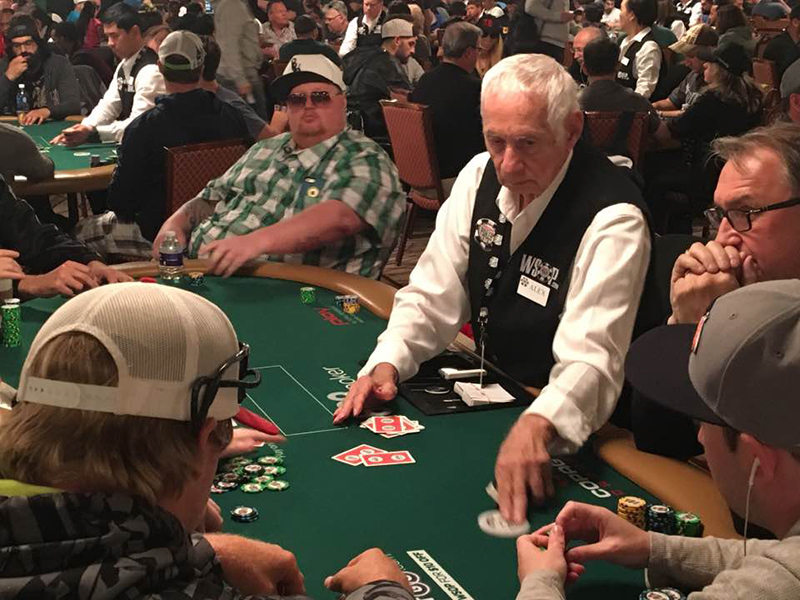 77-летний дилер Алекс Кристоф (Alex Christoff) раздаёт на WSOP