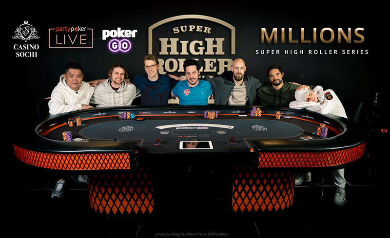 Бабл турнира Super High Roller Bowl слева направо: Сенг Йи Иван Ляо, Бенджамин Хит, Кристоф Фогельсанг, Адриан Матеос, Стивен Чидвик, Тимоти Адамс, Никита Бодяковский (лежа на бортике, приуныл)