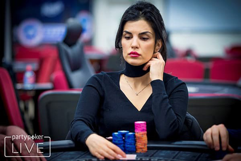 Актриса и модель Айлар Ли (Aylar Lie) играет в покер на турнире partypoker