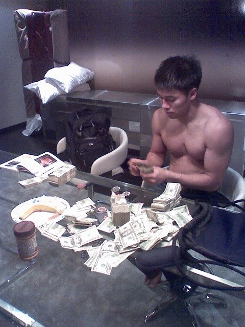 Когда друг опубликовал это фото, на котором Зи играет в карты в отеле в Вегасе, оно стало вирусным. Фото любезно предоставлено Зи и Хаком Дангом.