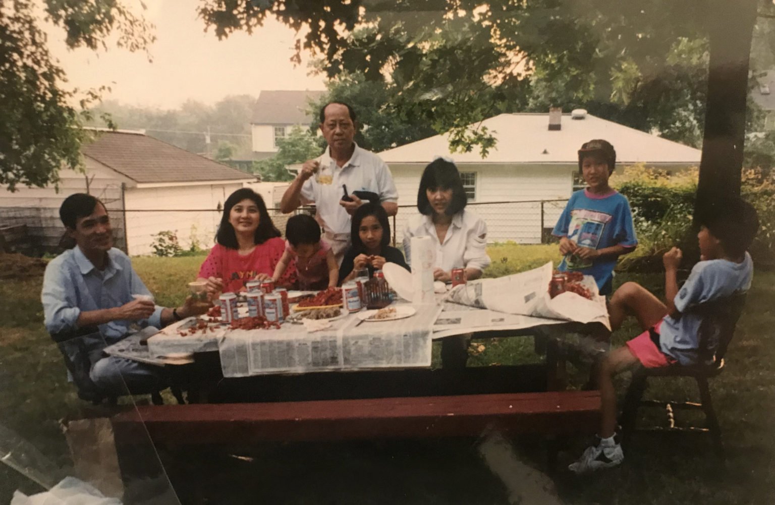 Мальчики в детстве варили раков вместе с друзьями и семьей в Луизиане (Хак и Зи справа). Фото любезно предоставлено Зи и Хаком Дангом.