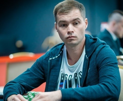 Руслан Богданов (Ruslan Bogdanov). Стек в начале финального дня — 2,595,000 фишек (51,9ББ).