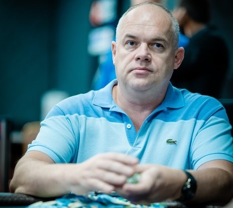 Александр Денисов (Aleksandr Denisov). Стек в начале финального дня — 1,240,000 фишек (24,8ББ).