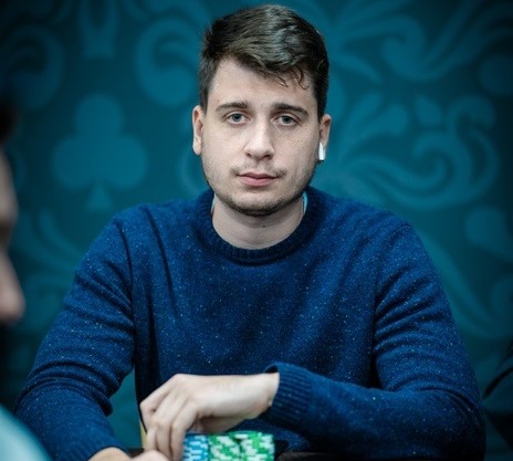 Никита Кузнецов (Nikita Kuznetsov). Стек в начале финального дня — 1,040,000 фишек (20,8ББ).