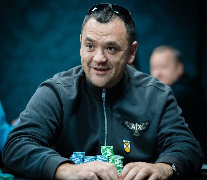 Владислав Наумов (Vladislav Naumov). Стек в начале финального дня — 2,145,000 фишек (42,9ББ).