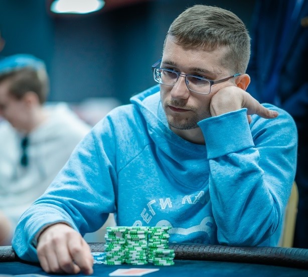 Виктор Ткаченко (Viktor Tkachenko). Стек в начале финального дня — 2,775,000 фишек (55,5ББ).