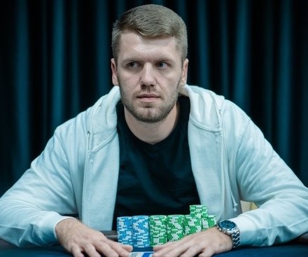 Егор Турубанов (Egor Turubanov). Стек в начале финального дня — 3,365,000 фишек (67,3ББ).