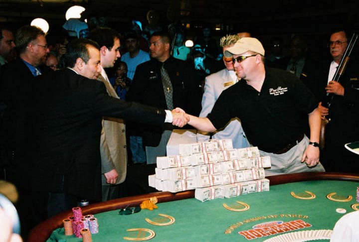 Манимейкер забирает свой выигрыш на WSOP ME 2003.