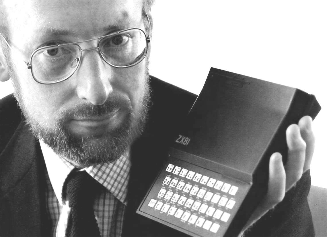 Клайв Синклер с мини-компьютером серии ZX.