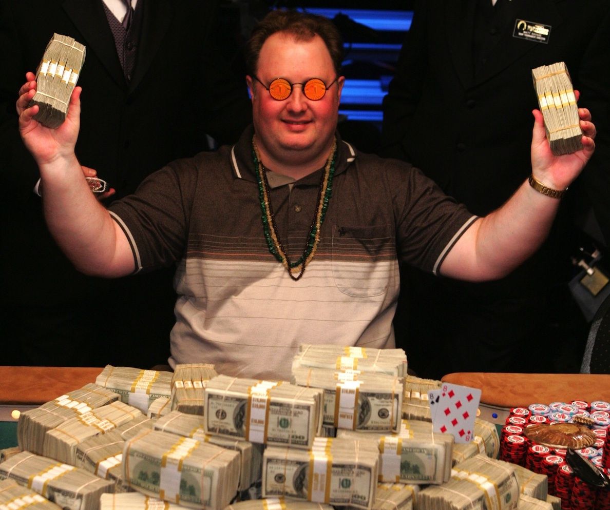 Грег Реймер радуется призовым за победу в Main Event WSOP 2004.