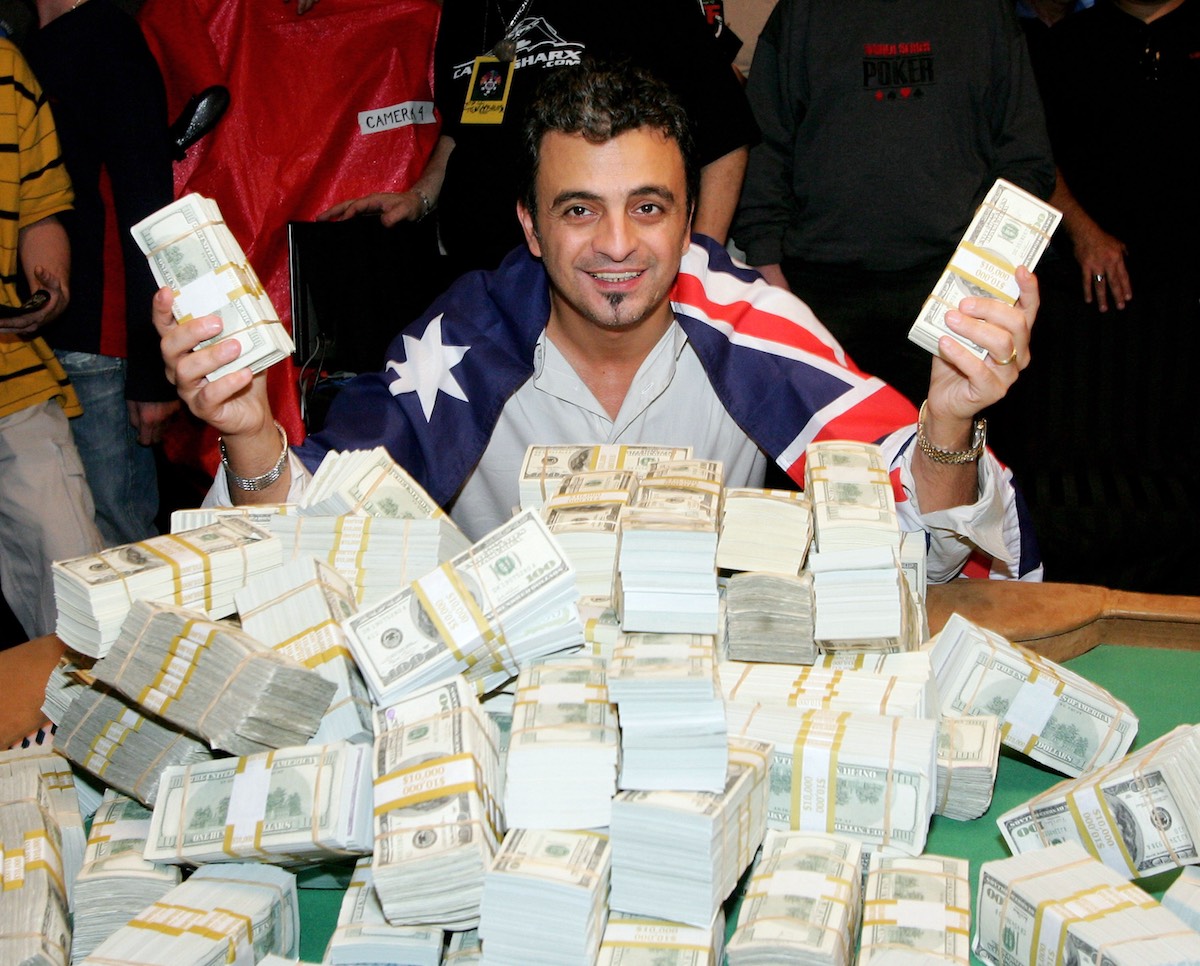 Джо Хашем с призом за победу во WSOP ME 2005.