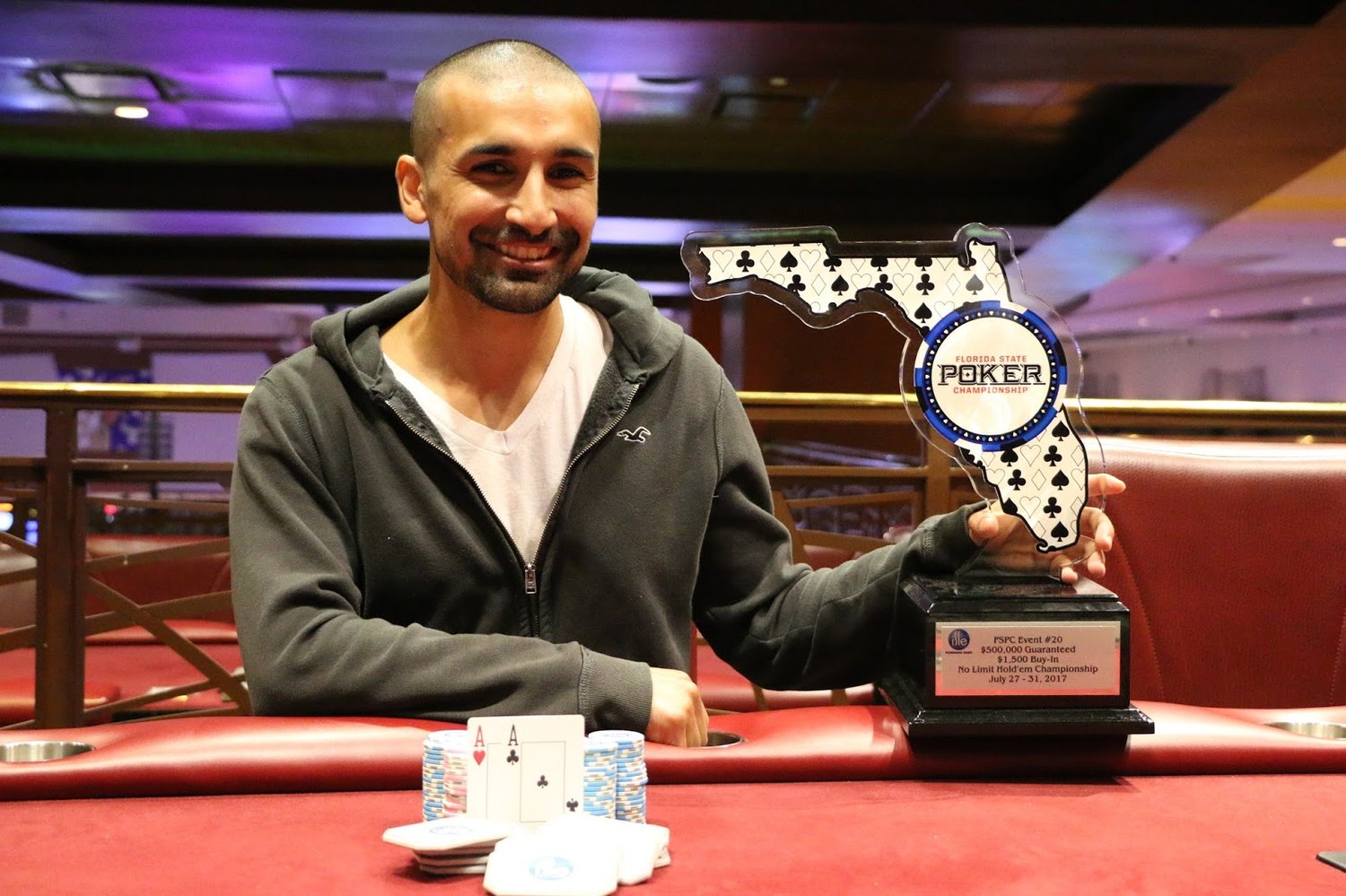 Дэрил Джейс с наградой за победу в Main Event Florida State Poker Championship 2017.