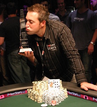Грант Леви с кубком чемпиона APPT 2007.