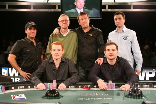 Евгений Качалов (сидит справа) с финалистами Doyle Brunson Five Diamond World Poker Classic 2007.