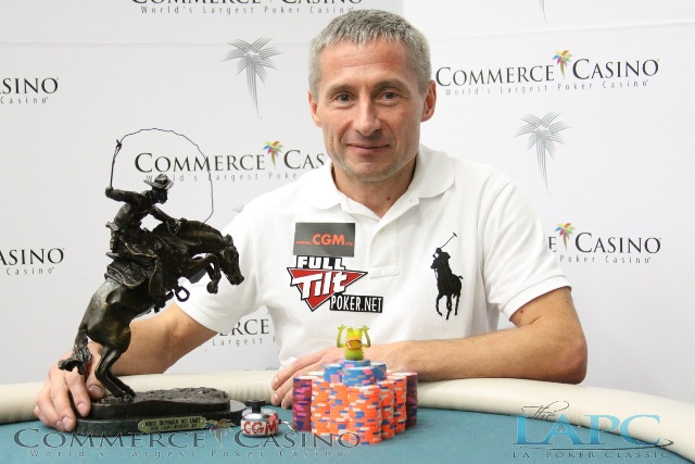 Николай Евдаков с трофеем за победу в $2,100 Ironman No Limit Hold'em 2011.