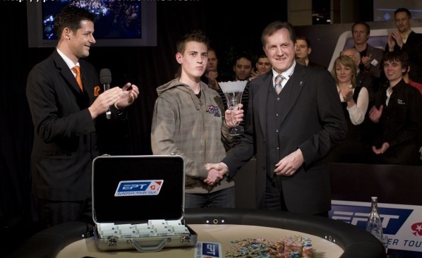 Майк Макдональд с кубком и выигрышем в Main Event EPT Dortmund 2008.