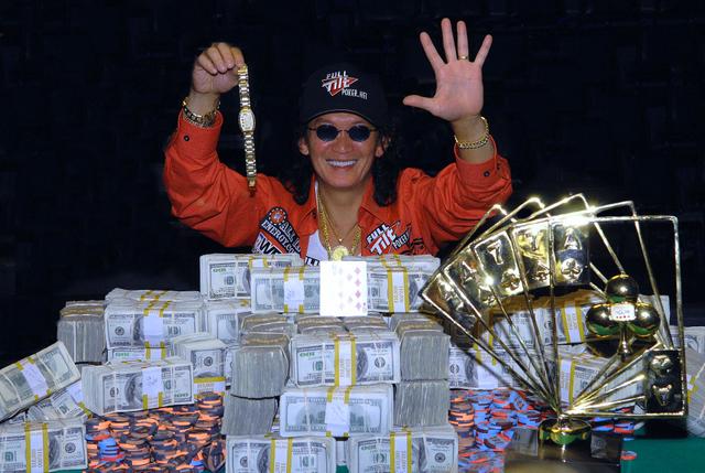 Скотти Нгуен с браслетом чемпиона WSOP 2008.