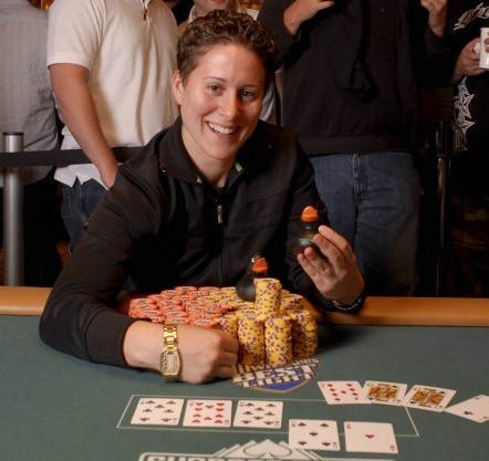 Ванесса Селбст с первым браслетом WSOP, 2008 год.