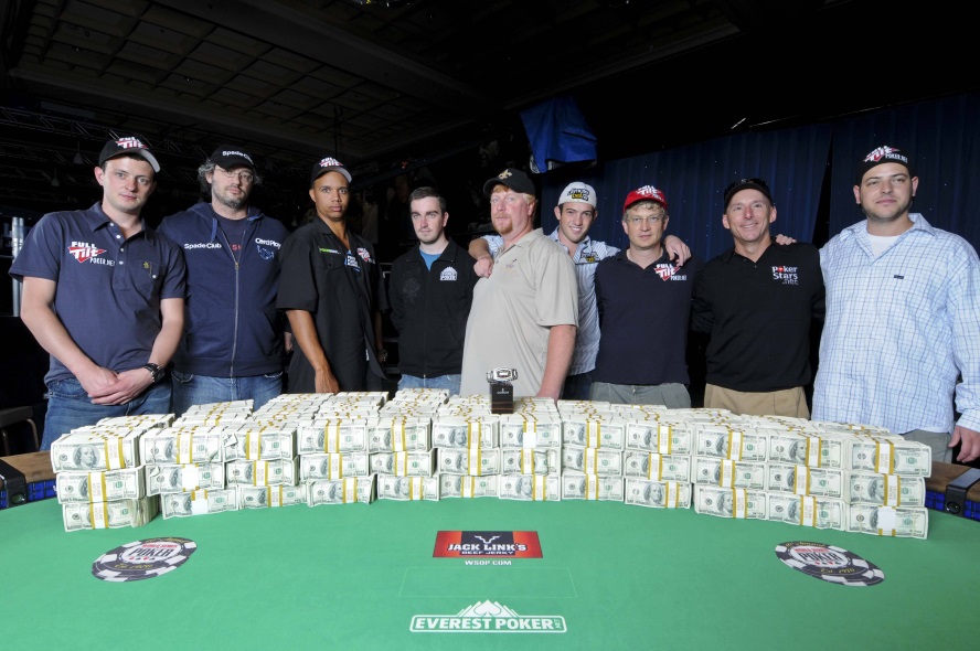 Дарвин Мун (в центре) с финалистами Main Event WSOP 2009.