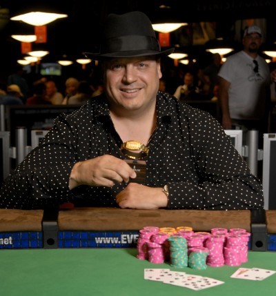 Джефф Лисандро с третьим браслетом WSOP 2009.