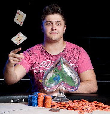 Максим Лыков с трофеем EPT Kiev 2009.