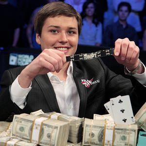 Евгений Тимошенко держит в руках чемпионский браслет WPT 2009.