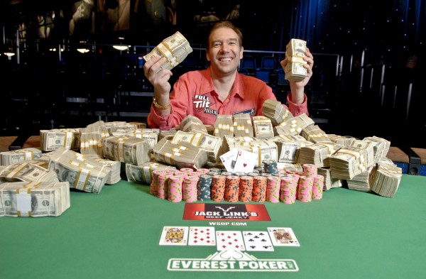 Виталий Лункин с призом за выигрыш турнира на WSOP 2009.
