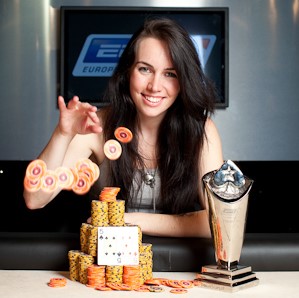 Лив Боэри с трофеем Main Event EPT Sanremo 2010.