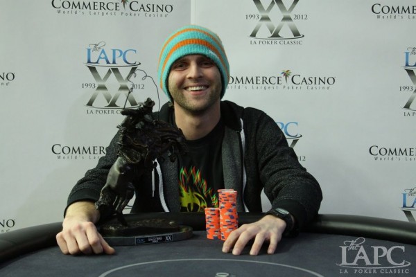 Тайсон Маркс с трофеем L.A. Poker Classic 2012.