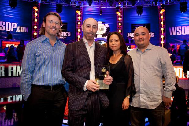 Барри Гринштейн (второй слева, в руках трофей) на церемонии включения в Зал покерной славы, 2011 год.