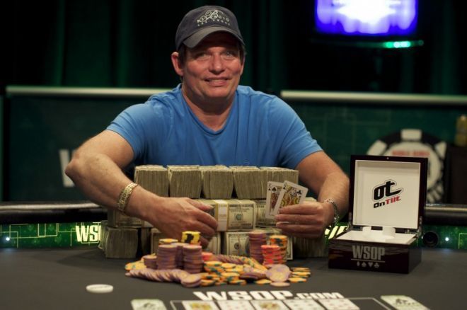 Сэм Бэрнхарт с трофеями за победу на The WSOP Circuit National Championship 2011.