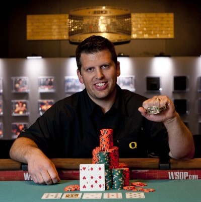 Грэг Хобсон с браслетом $1,500 Ante Only No-Limit Hold’em на WSOP 2012.