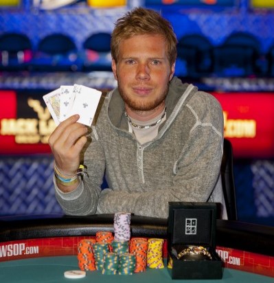 Лейф Форс с браслетом $3,000 Heads-Up No-Limit Hold’em/Pot-Limit Omaha на WSOP 2012.