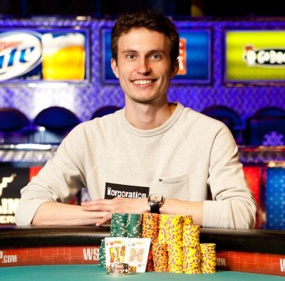 Обен Казальс с браслетом $5,000 Mix-Max No-Limit Hold’em на WSOP 2012.
