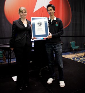 Рэнди Лью с сертификатом о рекорде, май 2012.