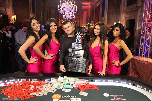 Ринат Богданов с трофеем за победу на WPT 2012.
