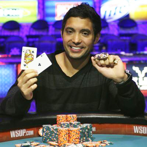 Тимоти Адамс с браслетом $2,500 Four-Handed No-Limit Hold’em на WSOP 2012.