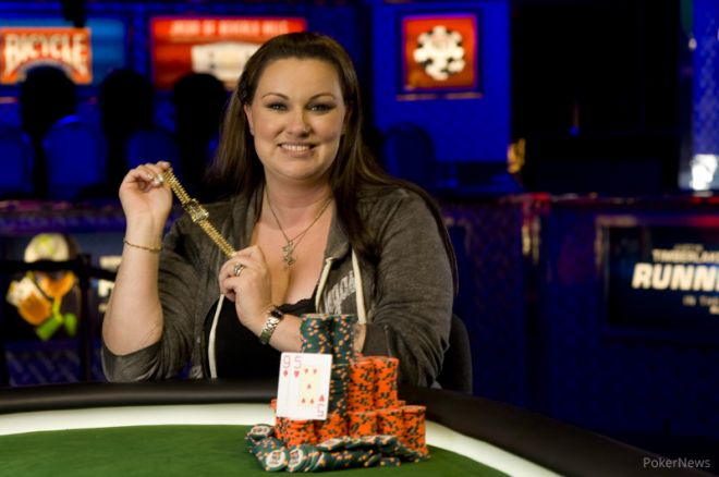 Дана Кастенада с браслетом $1,000 No Limit Hold'em WSOP 2013.