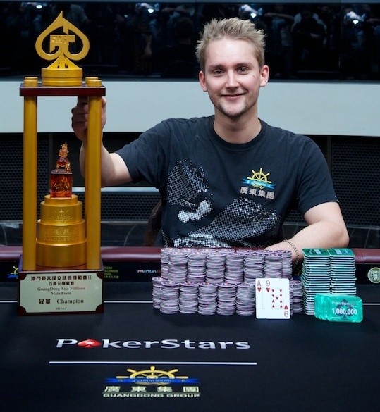 Никлас Хайнекер с кубком чемпиона Main Event Asia Millions 2013.