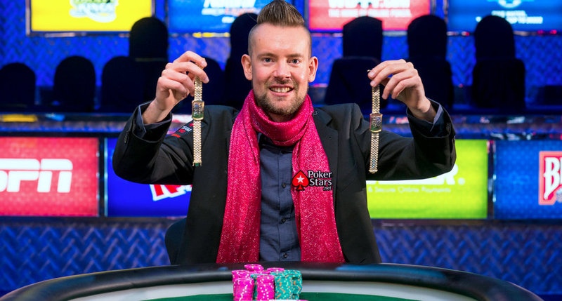 Джордж Данзер с двумя браслетами WSOP 2014.