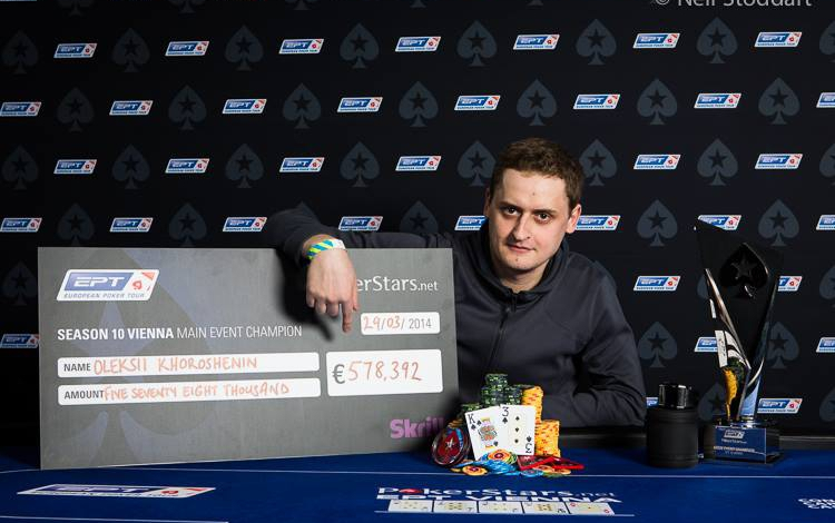 Алексей Хорошенин с трофеями и чеком за победу в Main Event EPT Vienna 2014.