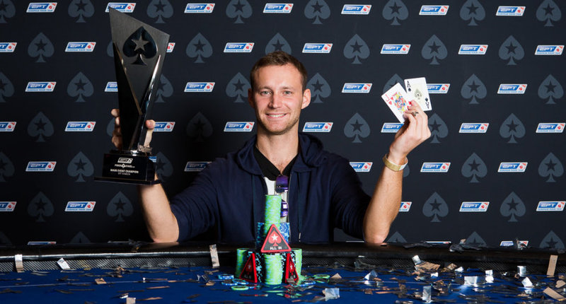 Алексей Бойко с трофеем чемпиона Main Event EPT Malta 2016.