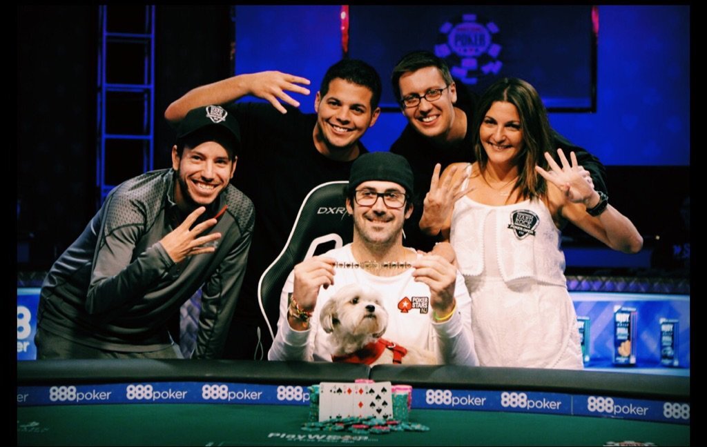 Джейсон Мерсье со своей женой и собакой с браслетом за победу в 2-7 Draw Lowball Championship WSOP 2016.
