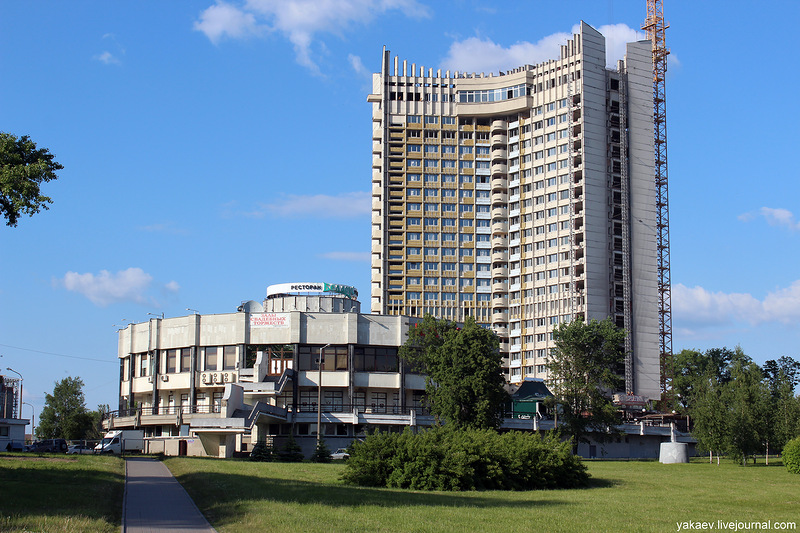 До боли знакомые многим здания: казино «Эмир» и гостиница «Беларусь» на Сторожевской