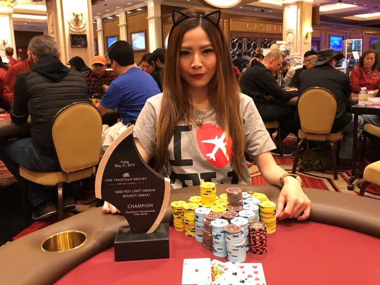 Саша Лью с трофеем за победу в  $800 PLO Bounty, на DeepStack Championship, Лас-Вегас.
