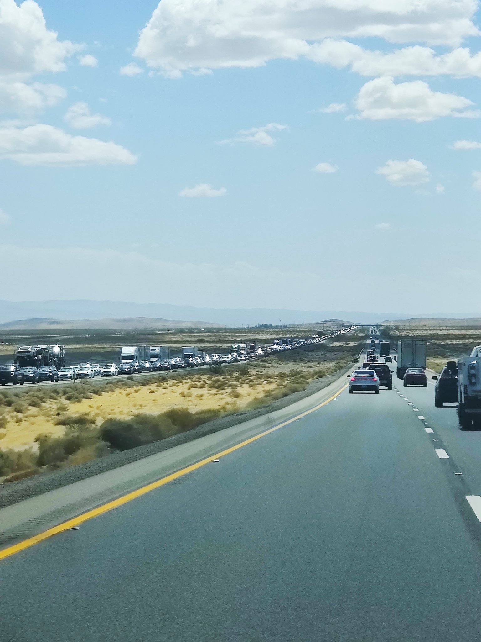 Километровый поток машин на пути в Вегас