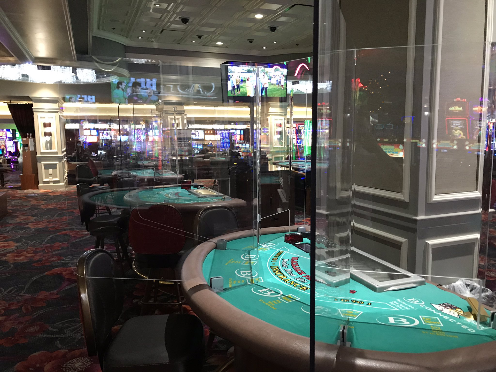 Так выглядели все игровые столы. Не только покерные