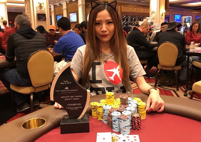 Саша Лью с трофеем за победу в ивенте PLO Bounty на DeepStack Championship Poker Series 2019