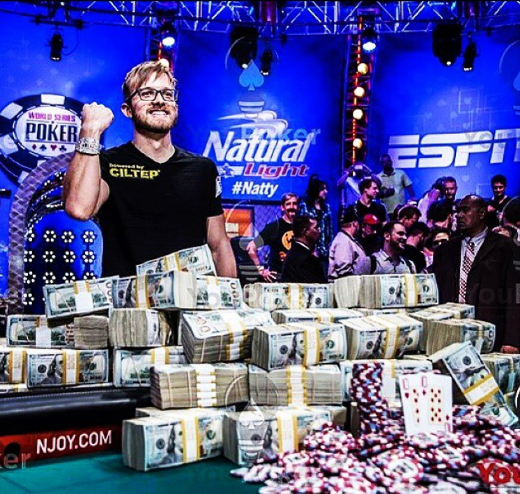 Мартин Якобсон с призами за победу в Main Event WSOP 2014.